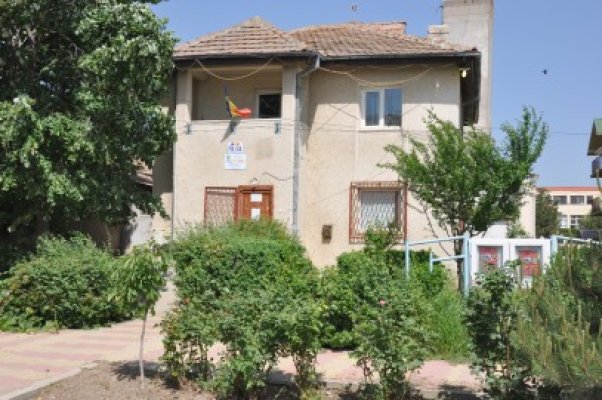 Doi minori au spart un magazin şi au furat tot ce au găsit